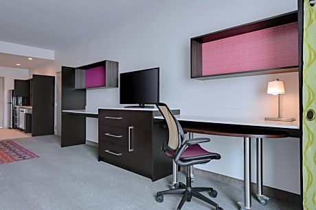 King Studio Suite - Mobility Access/Non-Smoking