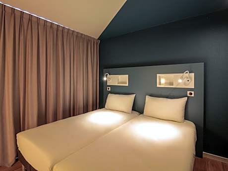 Room with 1 double bed and 2 single beds