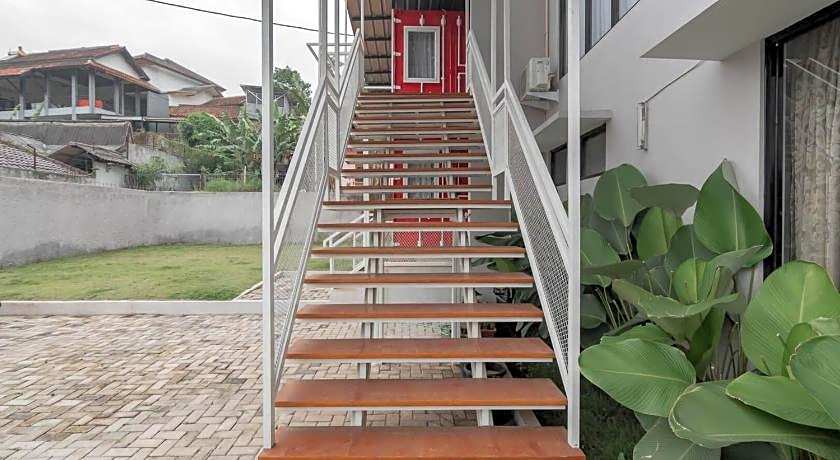 RedDoorz Plus near Lembang Park & Zoo