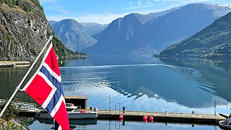 Svingen Guesthouse - Panoramic Fjord Views in Flåm