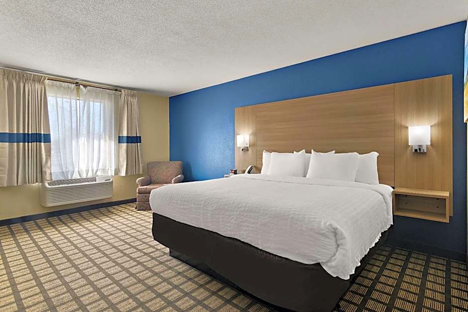 Clarion Pointe Bloomington - Normal near I-55 and University