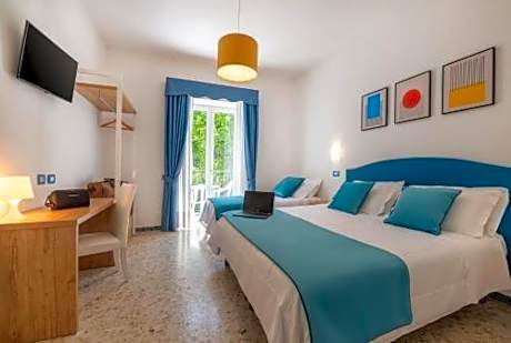 Triple Room with Balcony and Garden View