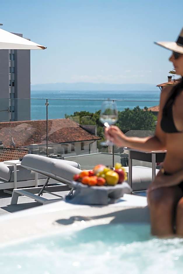 Monaco Suites Hotel