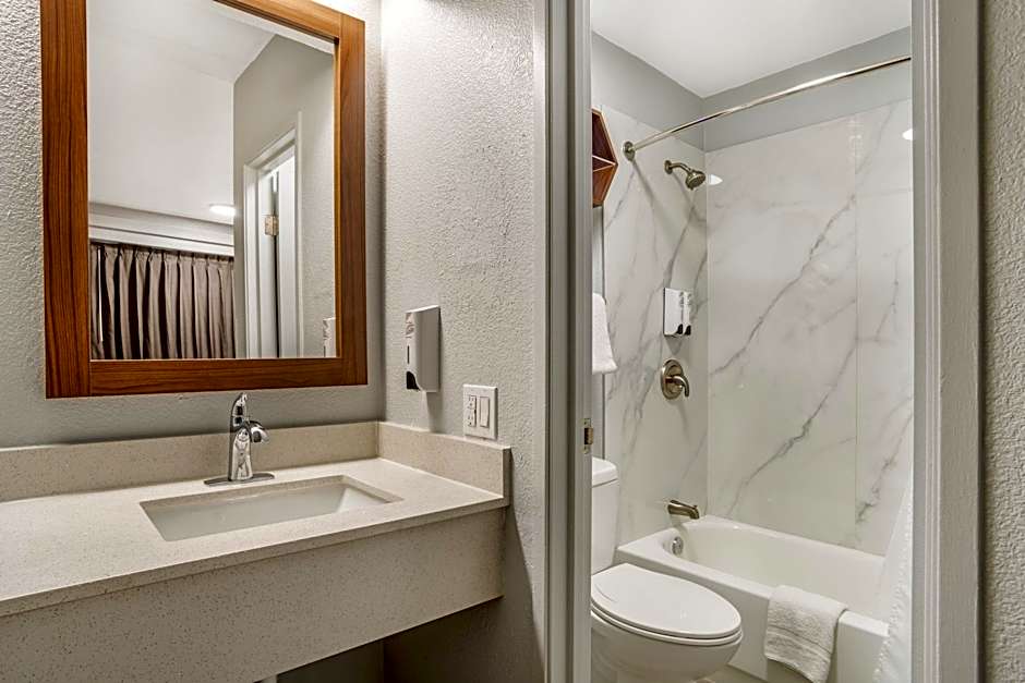 HomeTowne Studios by Red Roof Greenville