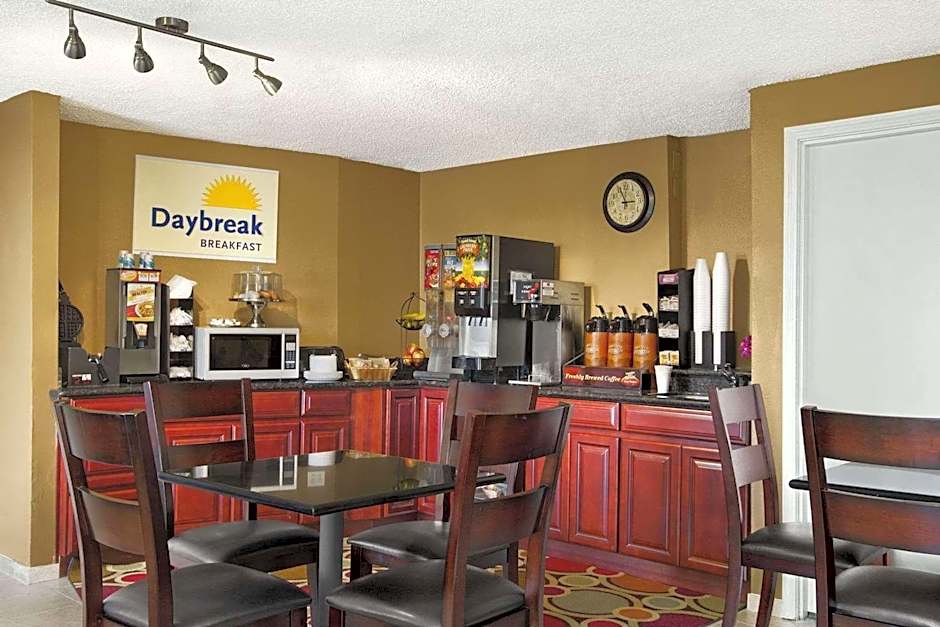 Days Inn by Wyndham Auburn
