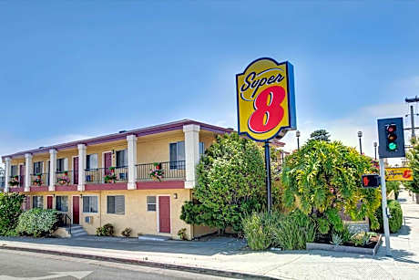 Super 8 by Wyndham Santa Cruz Beach Boardwalk