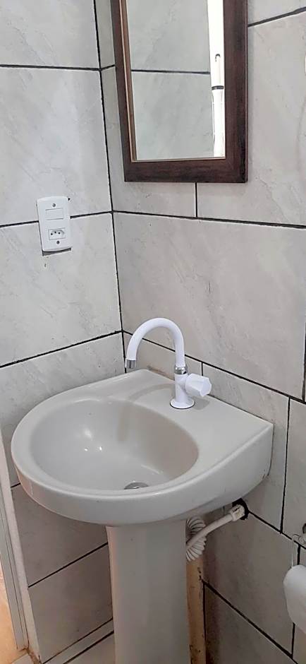 KITNET S1 em TORRES-RS - Na mais bela praia Gaúcha - Cozinha - Banheiro - Ar condicionado - TV e Wi-Fi - Estacionamento - Anfitriã Superhost no BnB