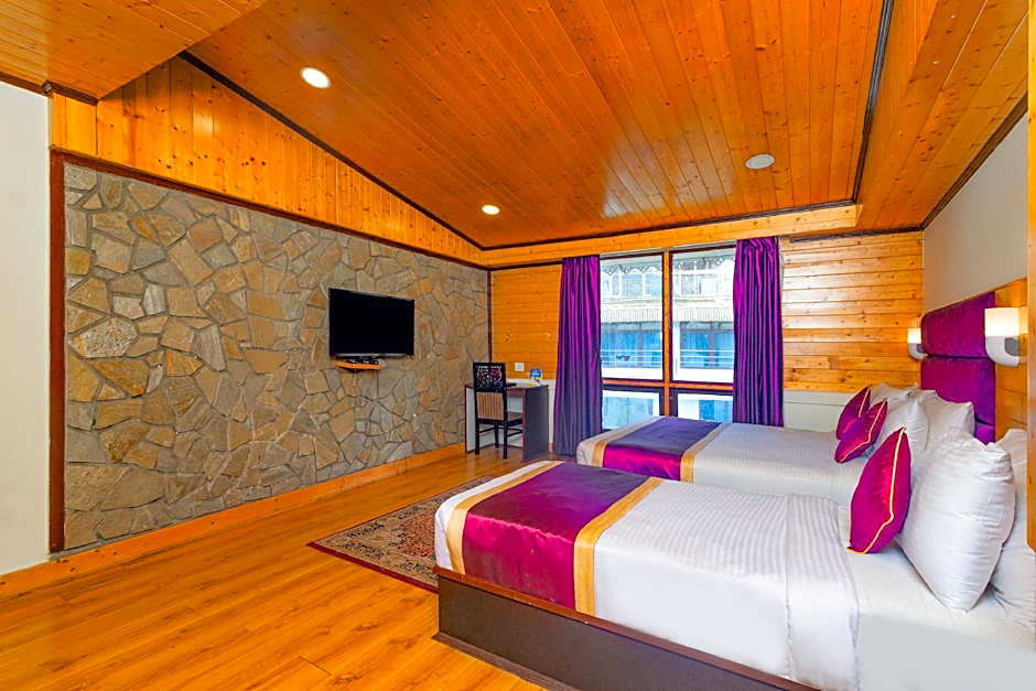 Sumitel Hotel 500 meters from Mall Road