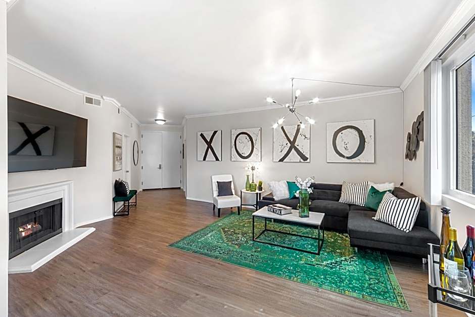 Beverly Hills Glamour Oasis 2 BR Apt with Parking 304