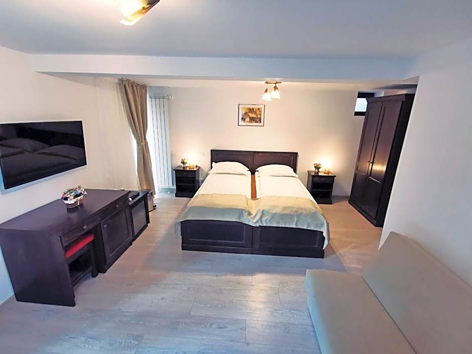 Complex Parc Pini Moinesti