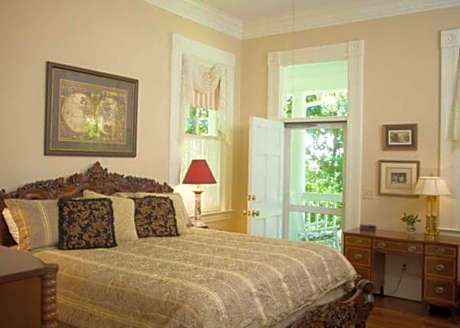 Deluxe Queen Room