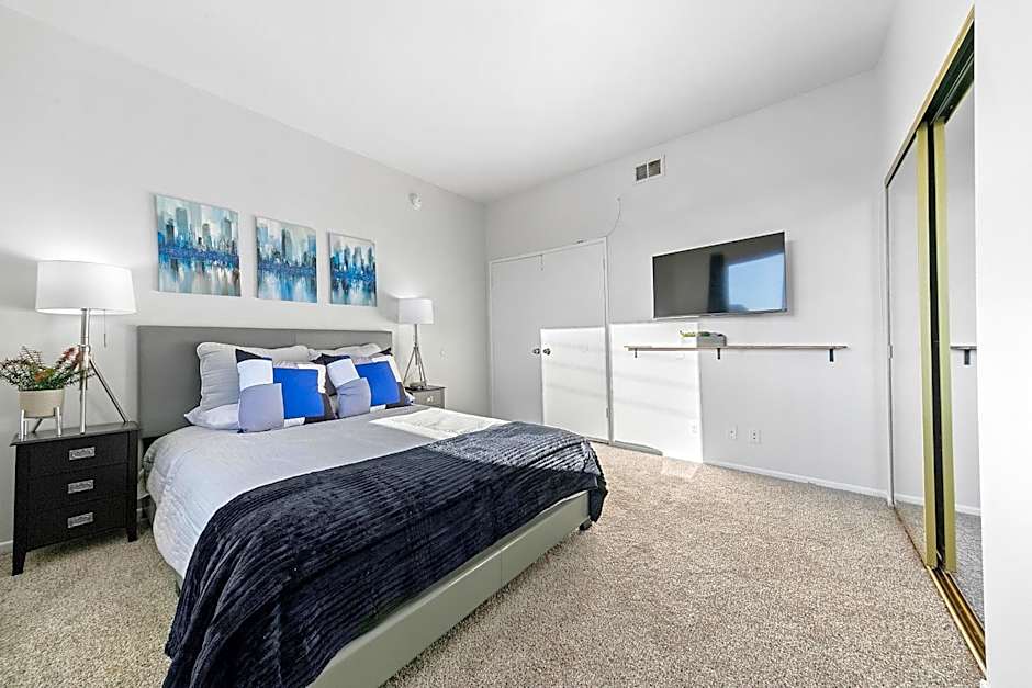 Beverly Hills Penthouse 2 BR Apt with Parking 407