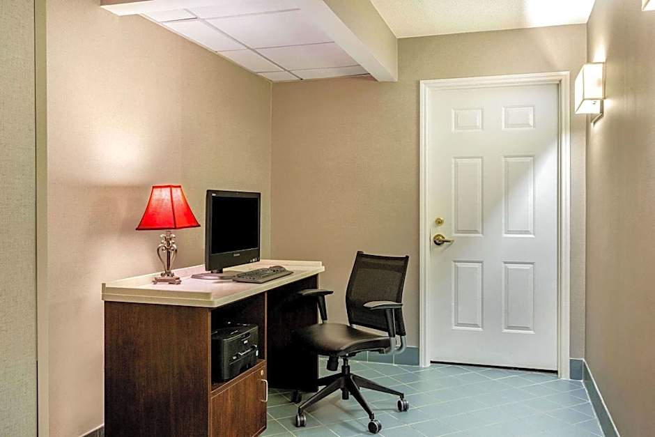 La Quinta Inn & Suites by Wyndham Raleigh Durham International Airport