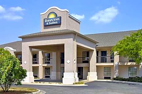 Days Inn & Suites by Wyndham Fort Valley