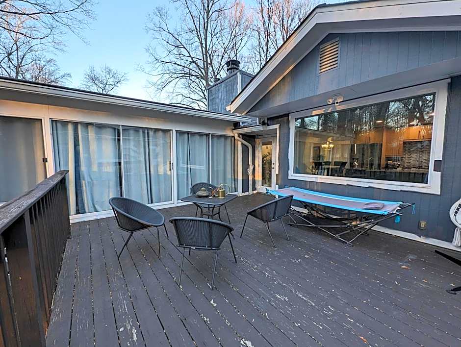 Modern Luxe Family & Groups Friendly Bungalow with Patio & Workspace