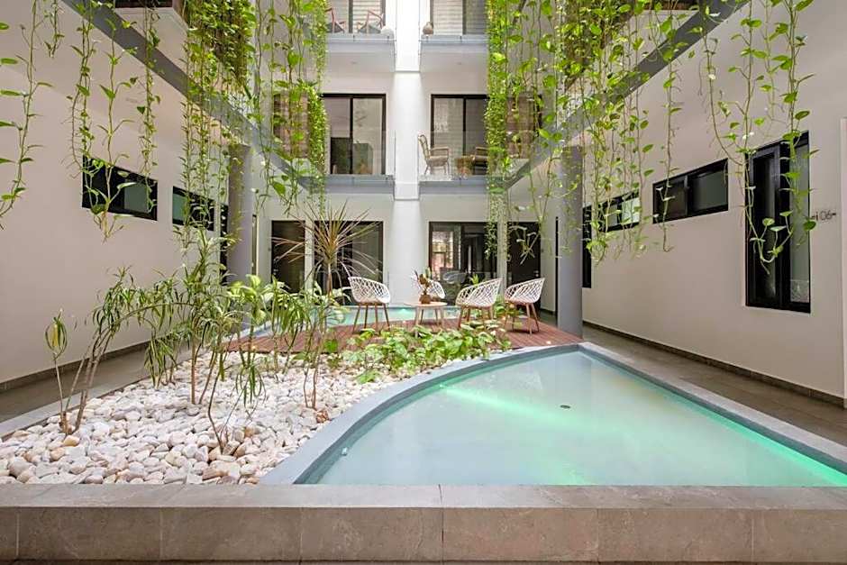 OneBR w Balcony or Small Studio in Playa del Carmen, BBQ, Pool Infinite, Whirlpool, AC, TV Smart, 200mb