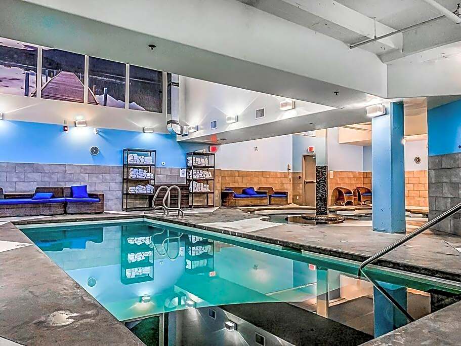 Magnificent Mountain Penthouse - Hot Tub & Pool managed by Little Sister Getaways