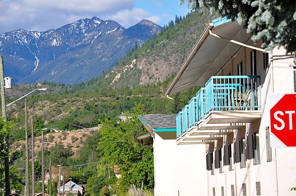 Canadas Best Value Inn Mile 0