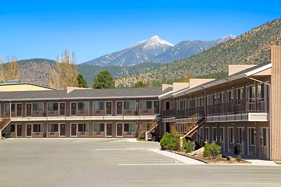 Travelodge by Wyndham Flagstaff Near I-40 – Flagstaff, AZ