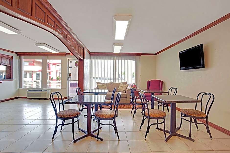 Super 8 by Wyndham Oklahoma/Frontier City