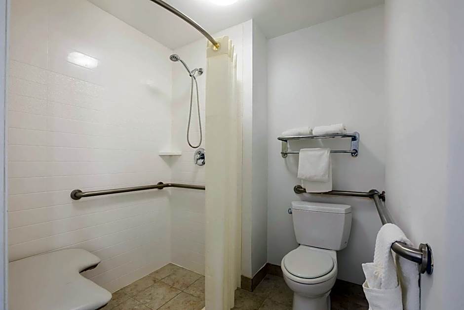 Quality Inn & Suites Greensboro near Lake Oconee