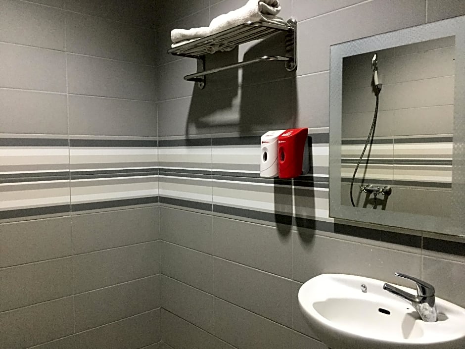 RedDoorz Plus @ Hotel Alden Makassar