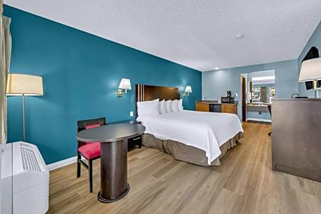 1 King Bed Smoking