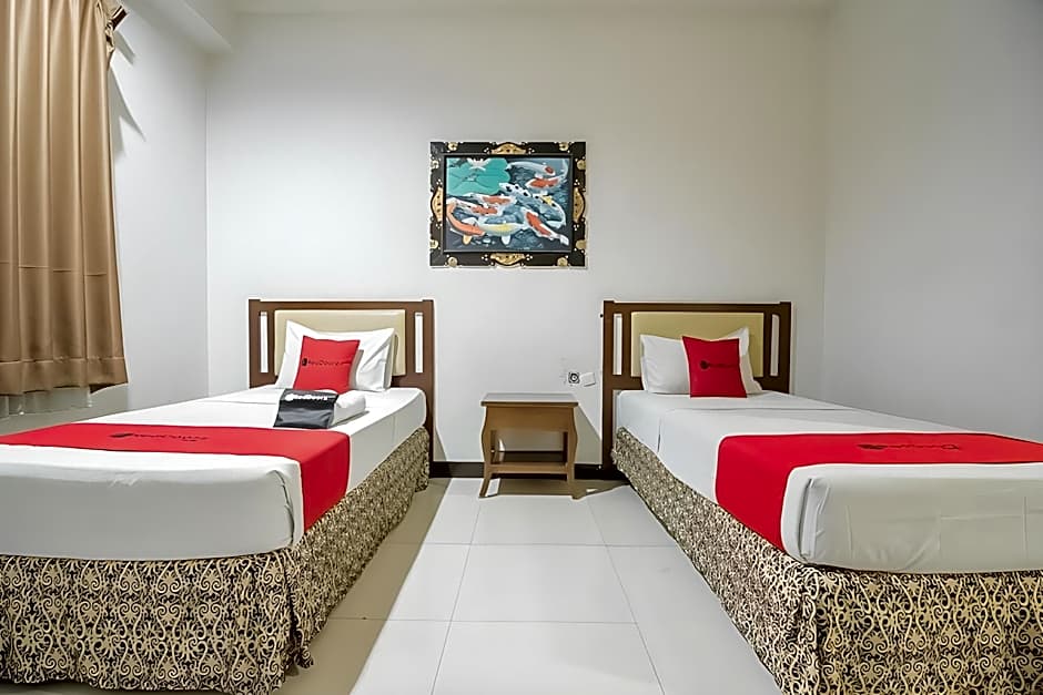 RedDoorz Near Trans Studio Mall 3