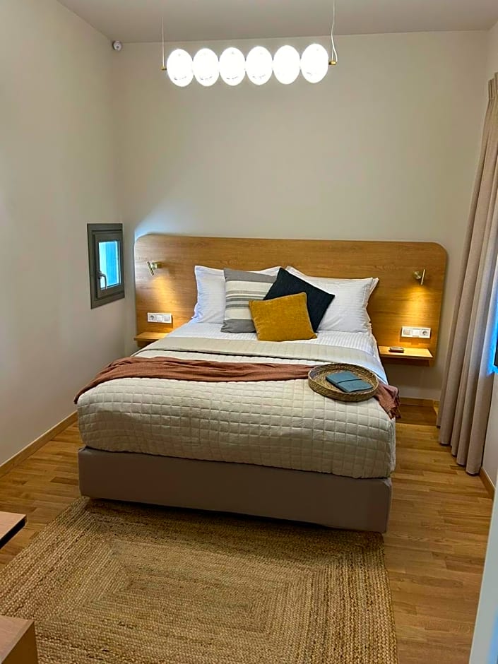 Living Yard Acropolis