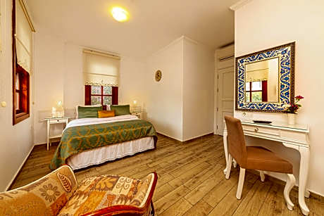 Deluxe Double Room (2 Adults + 1 Child)