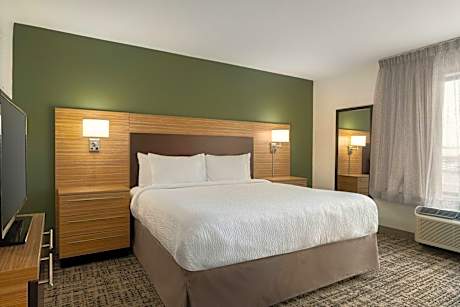 2 Bedroom Suite, Bedroom 1: 1 Queen, Bedroom 2: 1 Queen