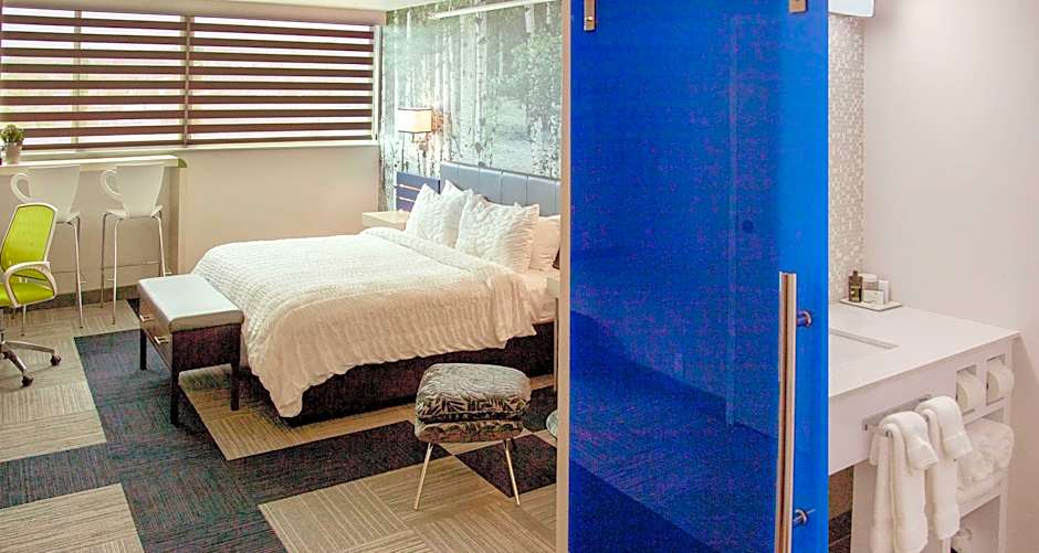 Photo 1 of 4 of Deluxe 1 King Bed, City View