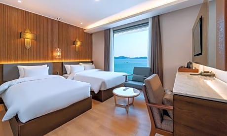 Deluxe Twin Room with Sea View with 2 Highballs and Snack