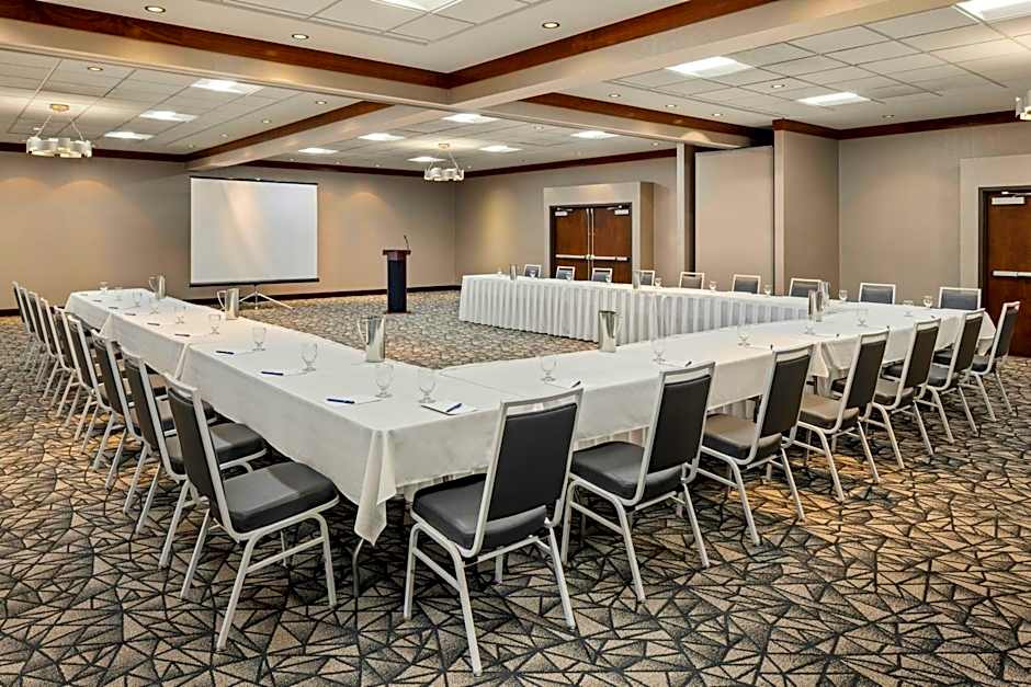 Delta Hotels by Marriott Milwaukee Northwest