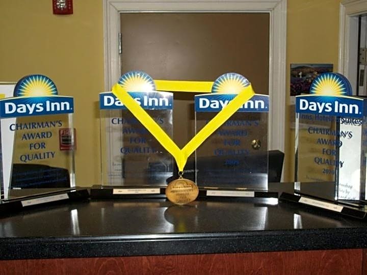 Days Inn & Suites by Wyndham Swainsboro