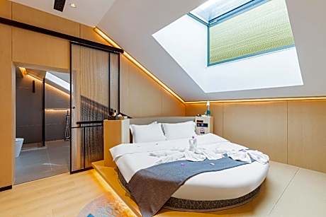 Rezen - Attic Round Bed Room