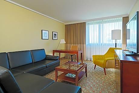 1 Bedroom 2 room Suite, 1 King, High floor