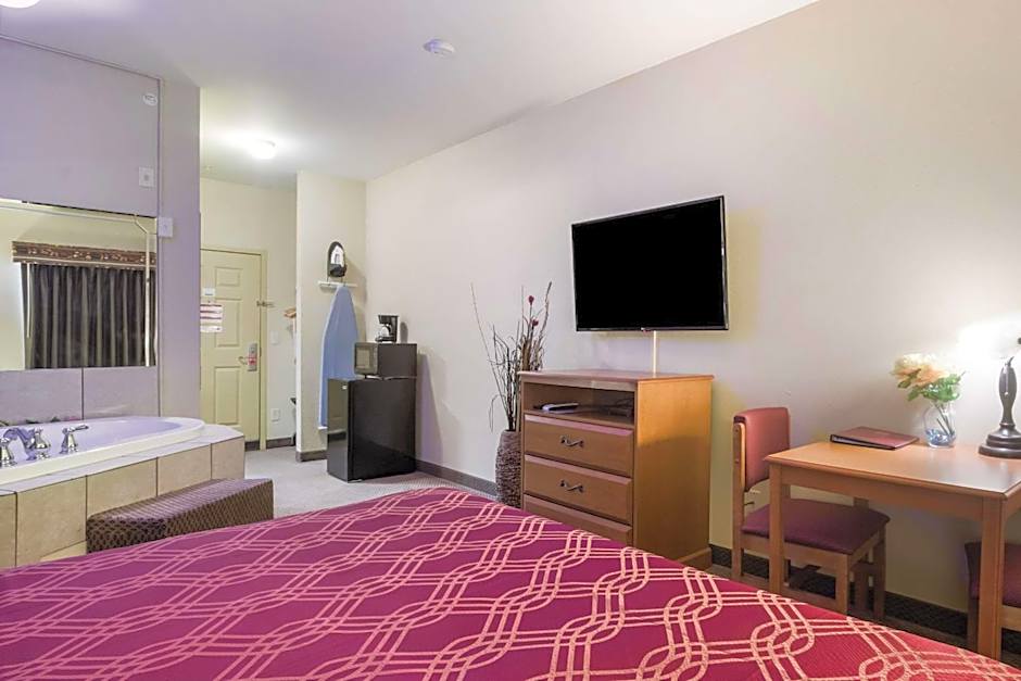 Econo Lodge Inn & Suites