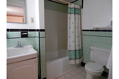 2 Queen Bed Non-Smoking Room With  Free Wifi, Free Continental Breakfast, Refrigerator, Microwave An