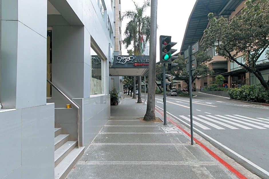 RedDoorz Premium near Greenbelt Makati - Vaccinated Staff