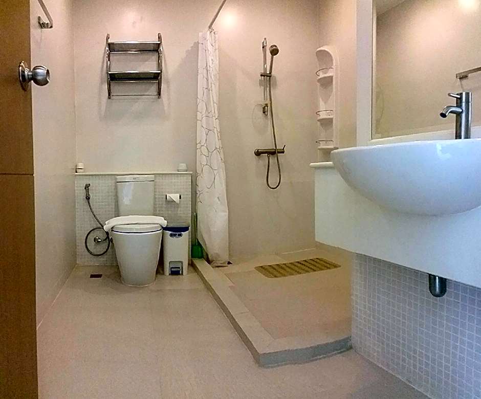 The Seacraze Hua Hin  Studio 5th Fl (by Montri C)