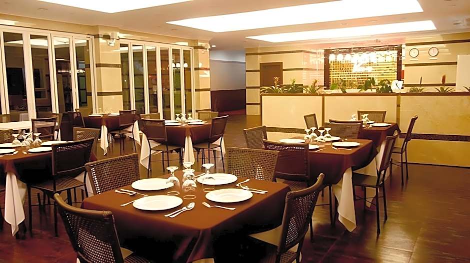 Townhouse Oak Vera Hotel Near Clark International Airport