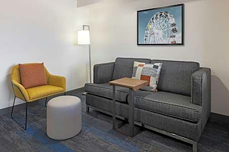 1 Bedroom Suite, 1 King, Sofa bed