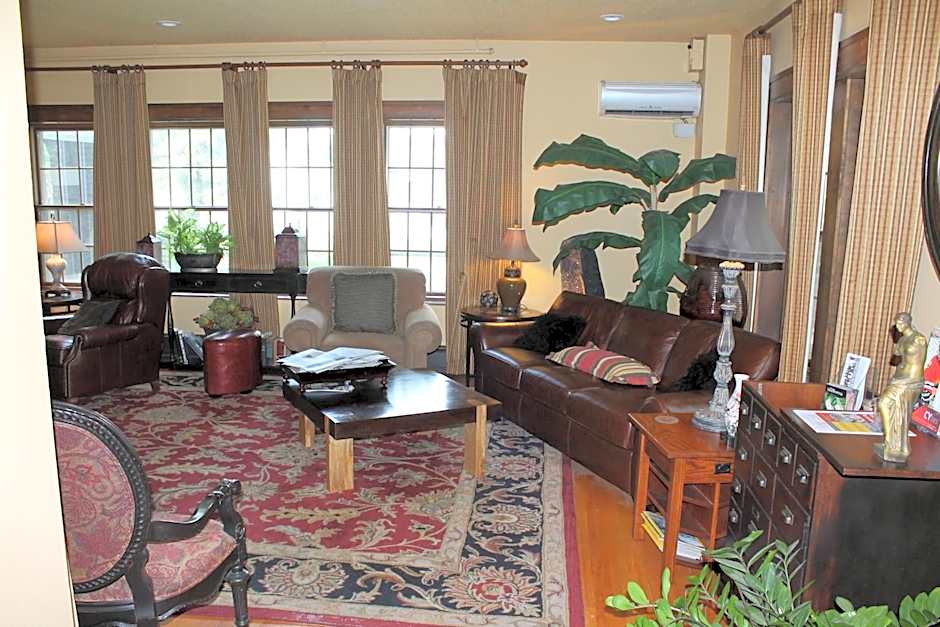 Iowa House Historic Inn