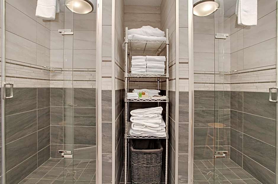 Guest House Inn & Suites