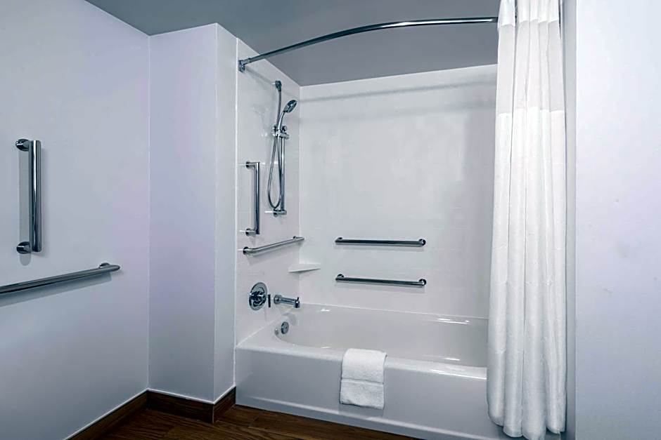 Hampton Inn By Hilton & Suites Fort Wayne Downtown