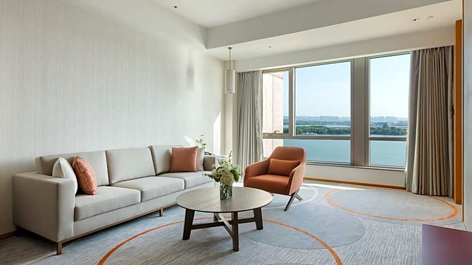 Photo 1 of 3 of Landmark 1 Bedroom Suite, Lake View