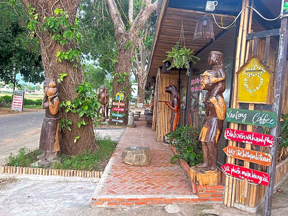 Van Long Elephants Lakeside View Hotel