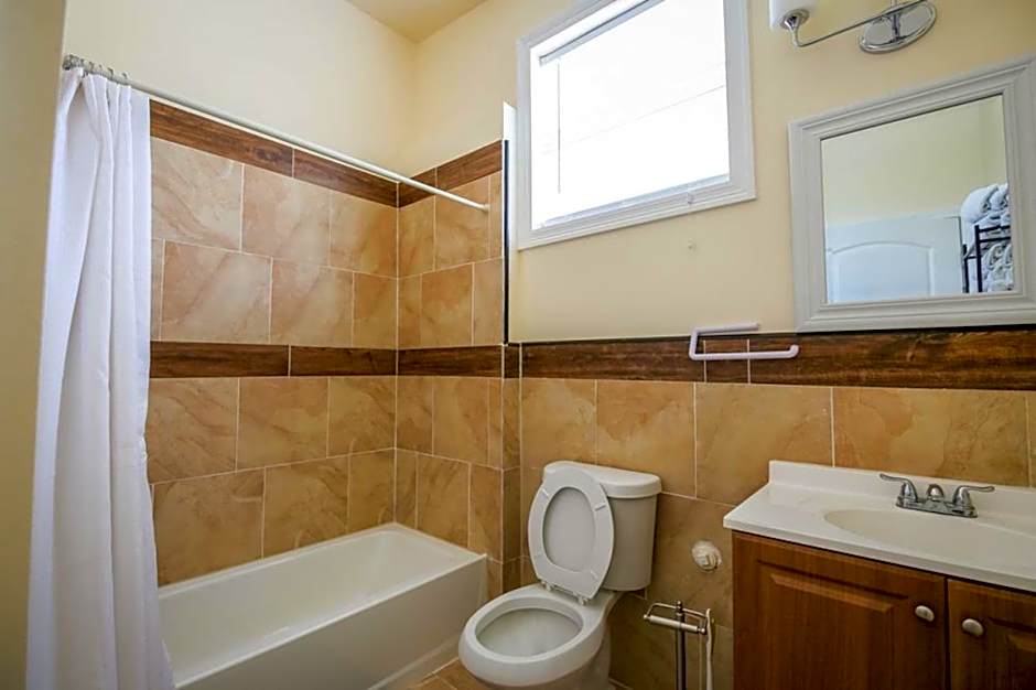 Stylish 4BR condo in Downtown by Hosteeva