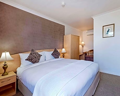 1 King Bed, Suite, Nonsmoking